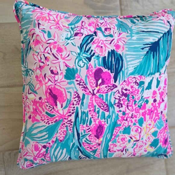 LILLY PULITZER METALLIC PILLOW INDOOR/OUTDOOR 18"X18" RARE Slathouse 🦄 - Picture 2 of 3